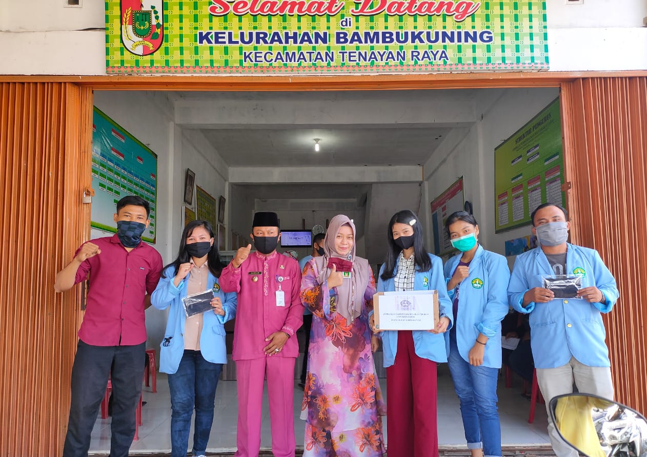 Kukerta Relawan Covid-19 Unri Bantu Bagikan BLT dan Masker ke Warga Bambu Kuning Pekanbaru