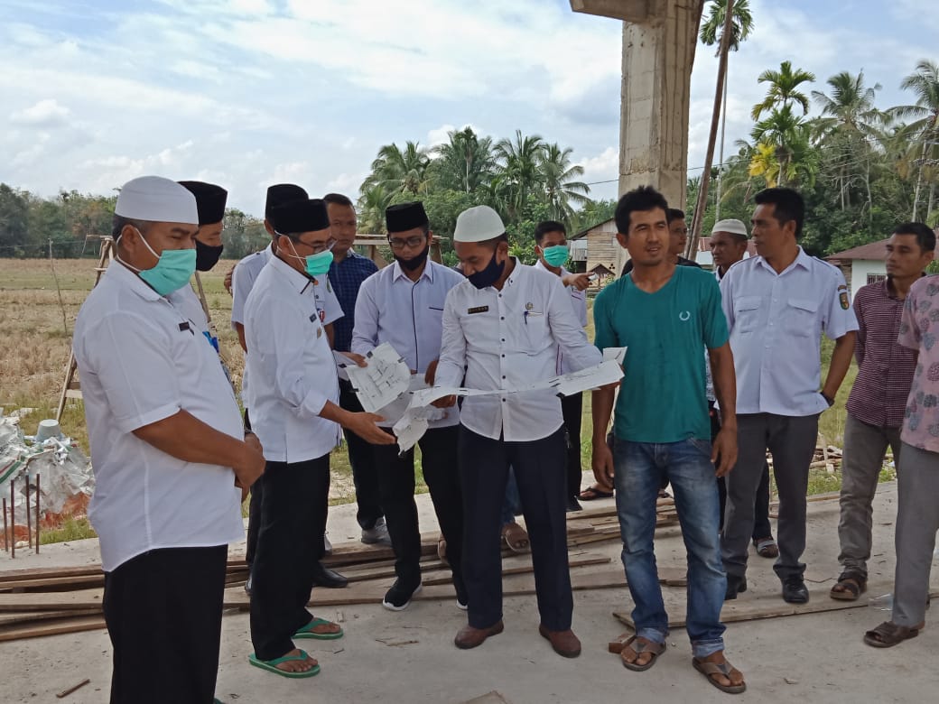 Bupati Mursini Serahkan Bantuan Untuk Masjid Nur Hidayah Pangean