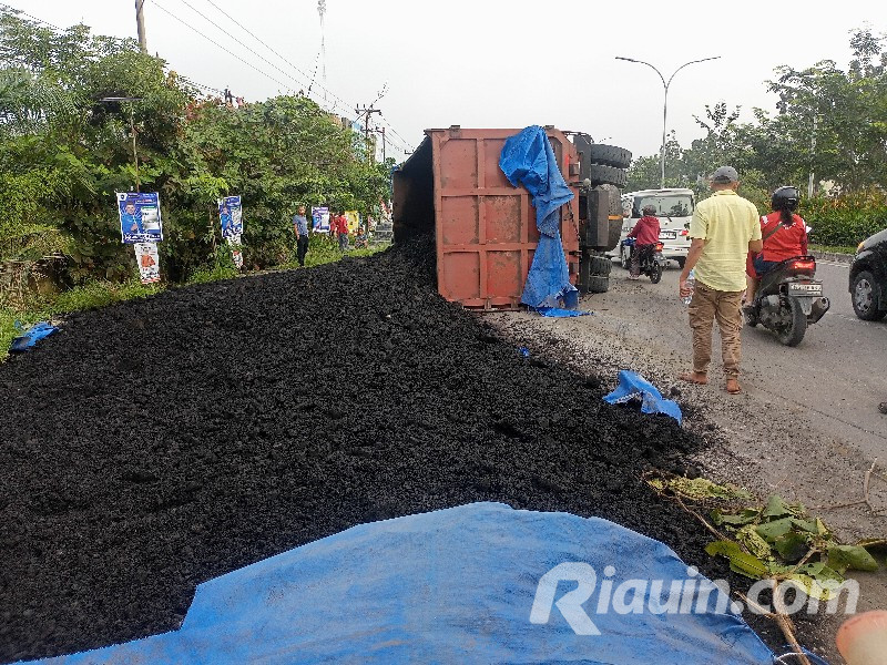 Truk Batubara Terguling di Pekanbaru, Lalu Lintas Macet