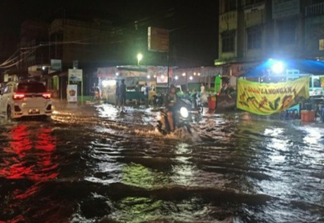 Diguyur Hujan Deras, Sejumlah Jalan di Kota Medan Terendam Banjir
