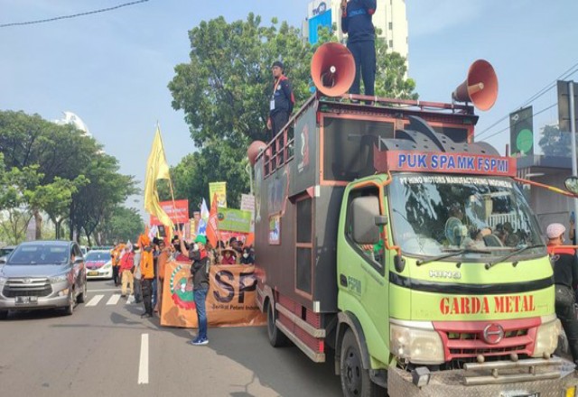 Rayakan May Day, Massa Buruh Long March ke DPR