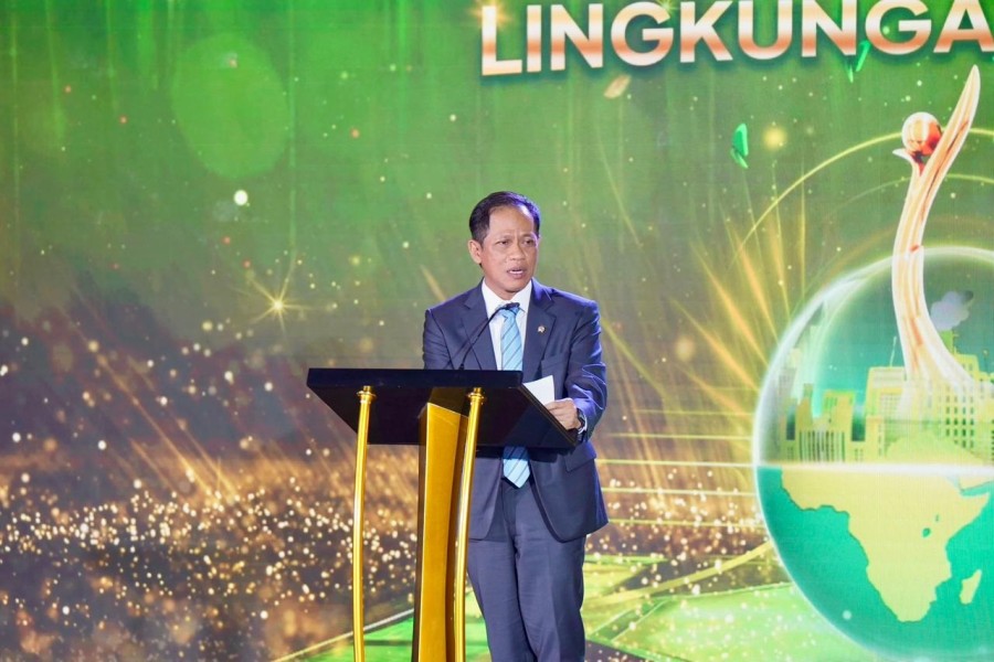 Dirut PLN Darmawan Prasodjo Raih Penghargaan Green Leadership, PLN Borong 11 PROPER Emas dari KLH 2025