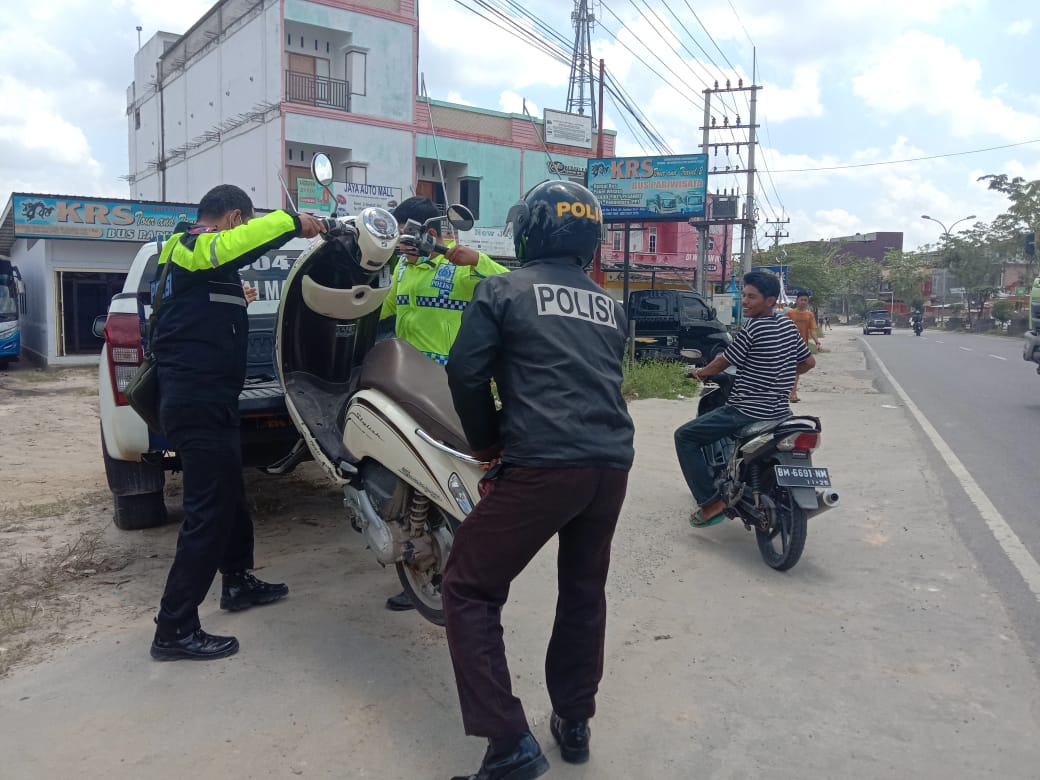 Ngerem Mendadak, Pengendara Motor di Bathin Solapan Bengkalis Diseruduk Truk