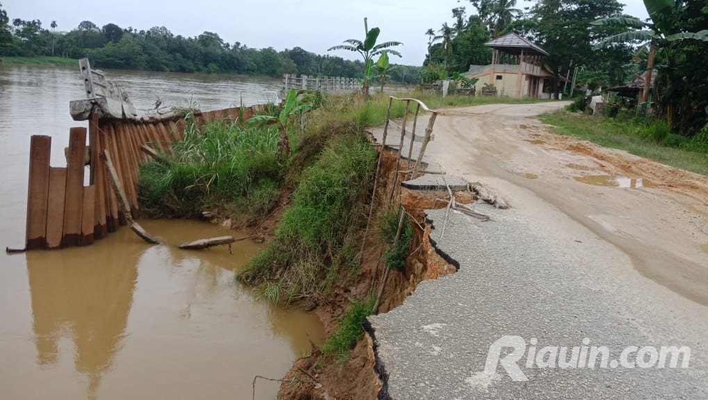 Yopi Usulkan Pembangunan Tebing Sungai Indragiri ke Pusat, Kades: Terimakasih Pak Bupati
