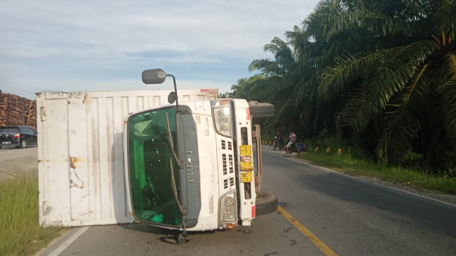 Diduga Hilang Kendali, Truk Box Terguling Setelah Hantam Pagar dan Tiang di Bengkalis