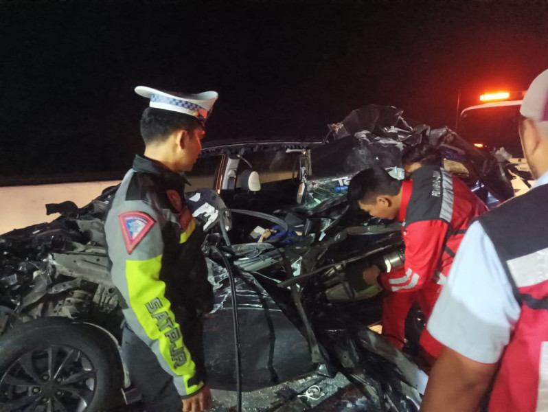 Terios Tabrak Tronton di Tol Permai, 1 Pemudik Tewas