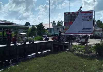 Tidak Sesuai Ketentuan, Baliho Jokowi di Selatpanjang Dicopot