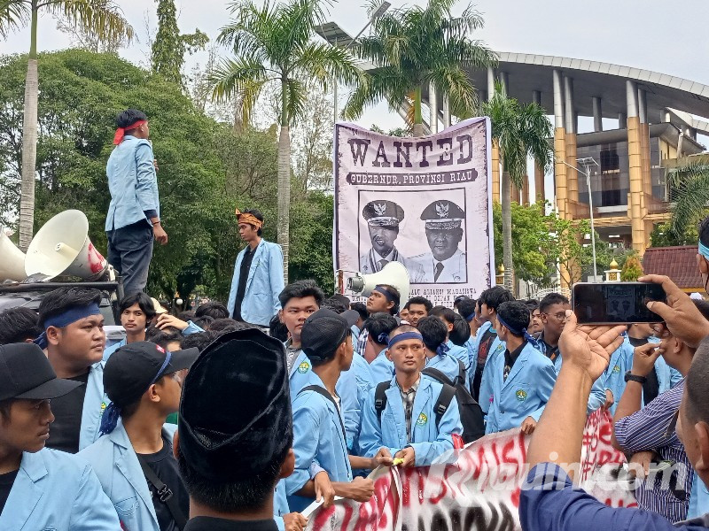 Demo Mahasiswa, Spanduk Bertuliskan Wanted Gubernur Riau Dibentangkan