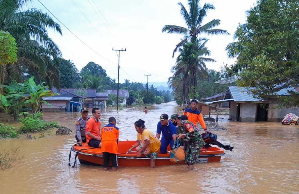 Banjir di Kecamatan Rambah Rohul, Ibu Hamil Tua Dievakuasi