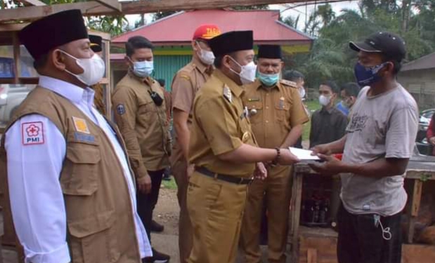 28 Rumah Rusak, Bupati Kampar Serahkan Bantuan kepada Korban Puting Beliung di Desa Gema