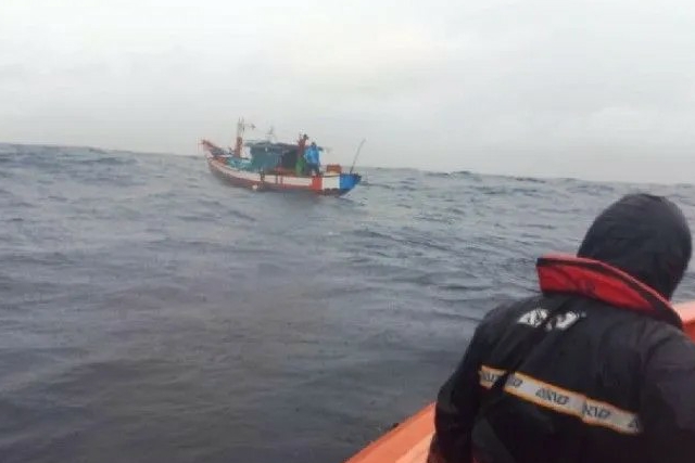 Belasan Jam Terapung di Laut, Empat Nelayan Akhirnya Diselamatkan Basarnas Padang