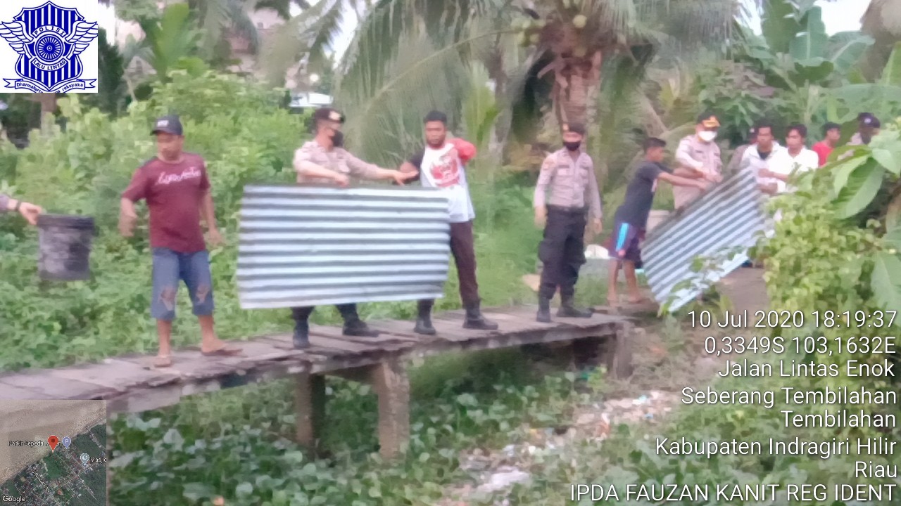 Sisa Puing Longsor di Kampung Betuah Inhil Dibersihkan, Warga Sudah Dievakuasi