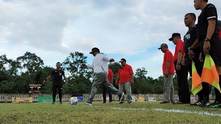 Buka Turnamen Sepakbola Darussalam Cup l, Ketua Ketua Komisi II DPRD Kampar Lakukan 'Kick Off'