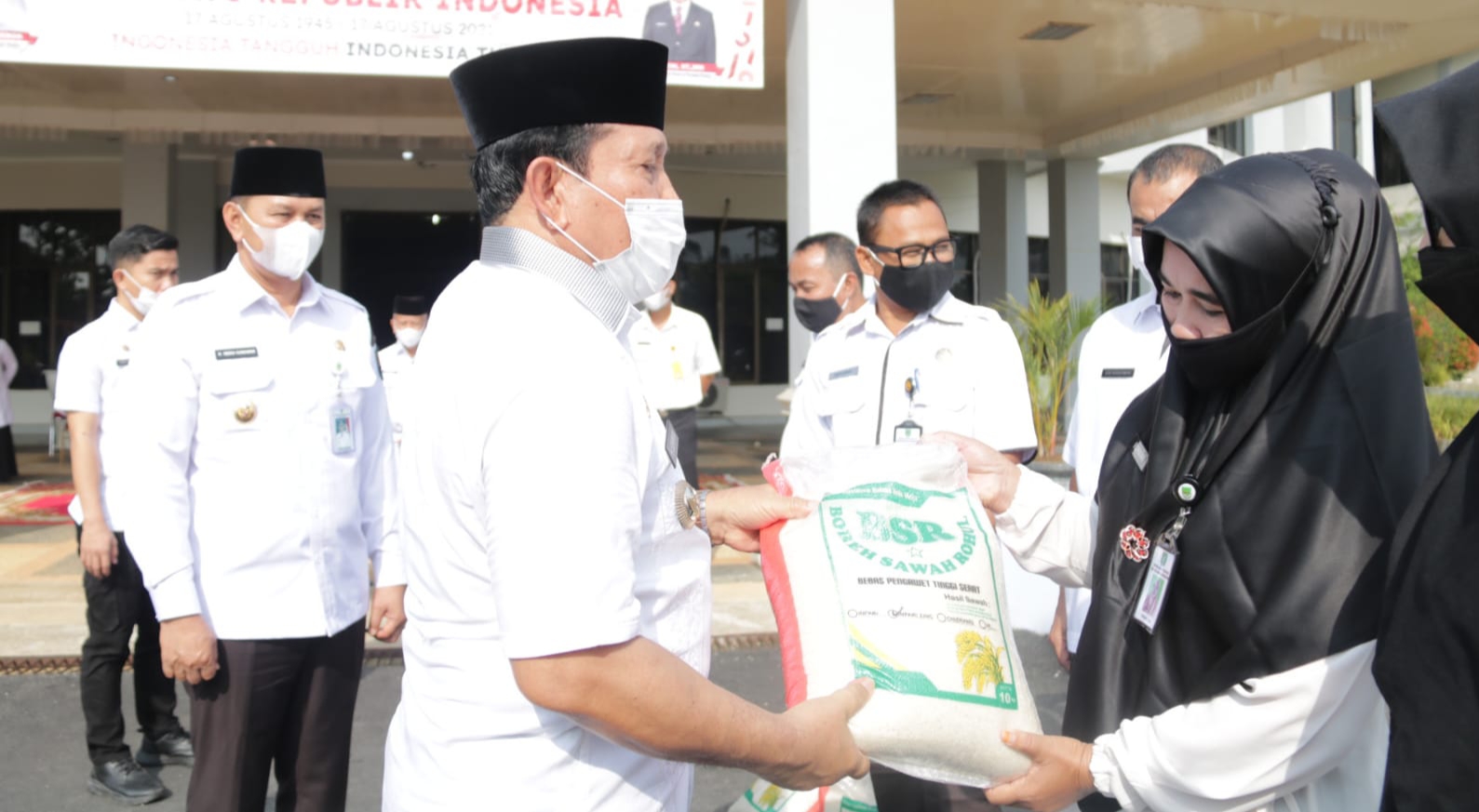 Sejahterakan Warga, Bupati Sukiman Wajibkan ASN Beli Beras dari Petani Rohul
