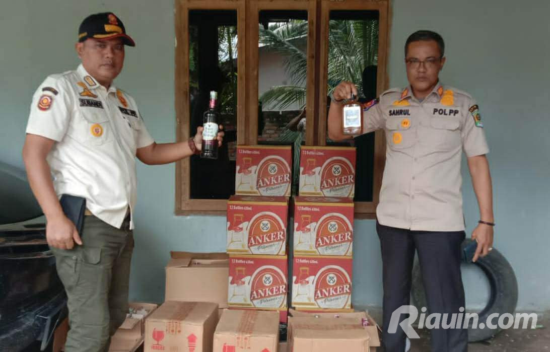 Ratusan Botol Miras Milik Warga Kampung Rempak Siak Disita Satpol PP