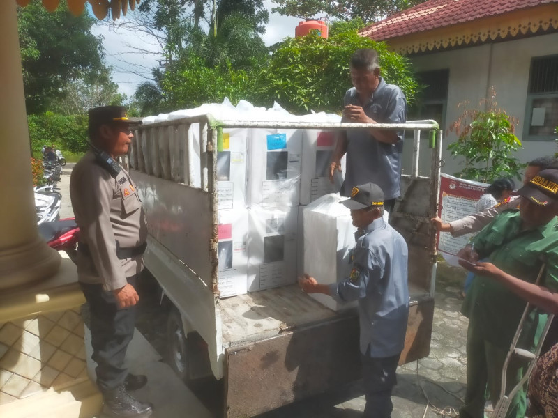 Polsek Rumbai Kawal Distribusi Logistik Pemilu ke 212 TPS