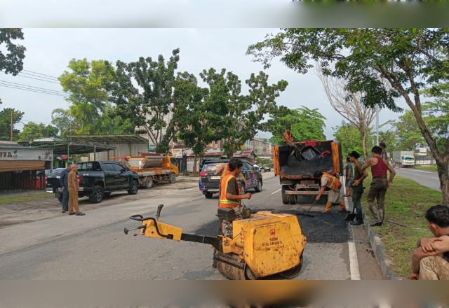 Ribuan Jalan Berlubang di Pekanbaru Ditutup PUPR Riau