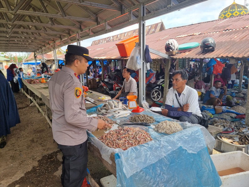 Polisi Sasar Pengunjung Pasar Batu Hampar Sosialisasikan Pemilu Damai