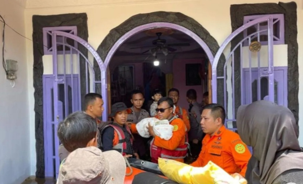 Terjebak Banjir, Tim SAR Evakuasi Warga Meranti Pandak Pekanbaru