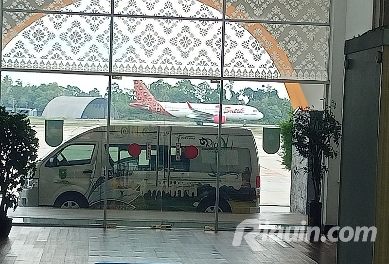 Senyap dan Mencekam, Bupati Meranti Diboyong KPK ke Jakarta dengan Batik Air