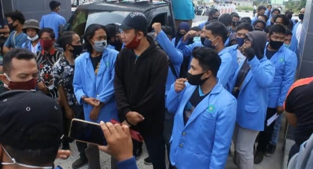 Mahasiswa, Alumni, Dosen dan Karyawan UIN Suska Riau Tuntut Rektor Mundur