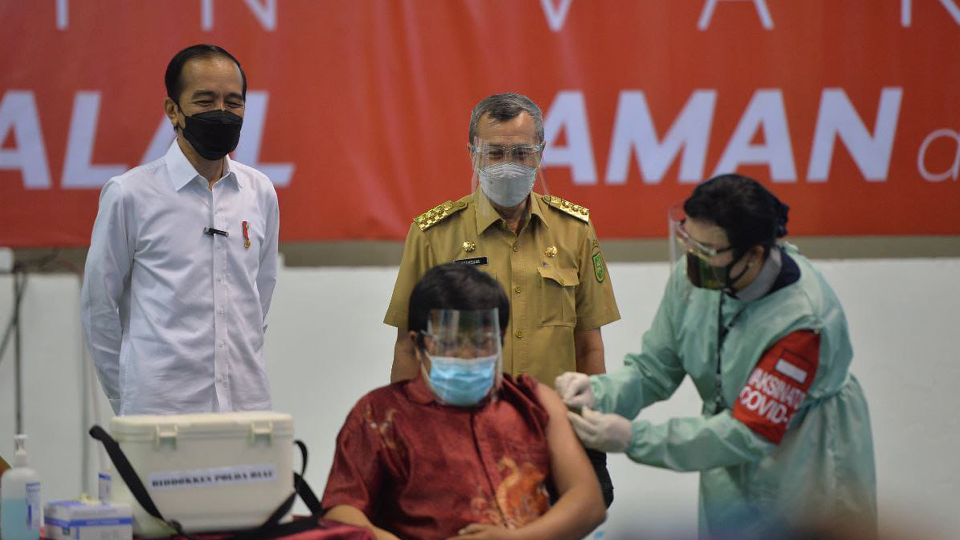 Hadiri Vaksinasi Massal, Jokowi Perintahkan Menkes Kirim Vaksin Lebih Banyak ke Riau