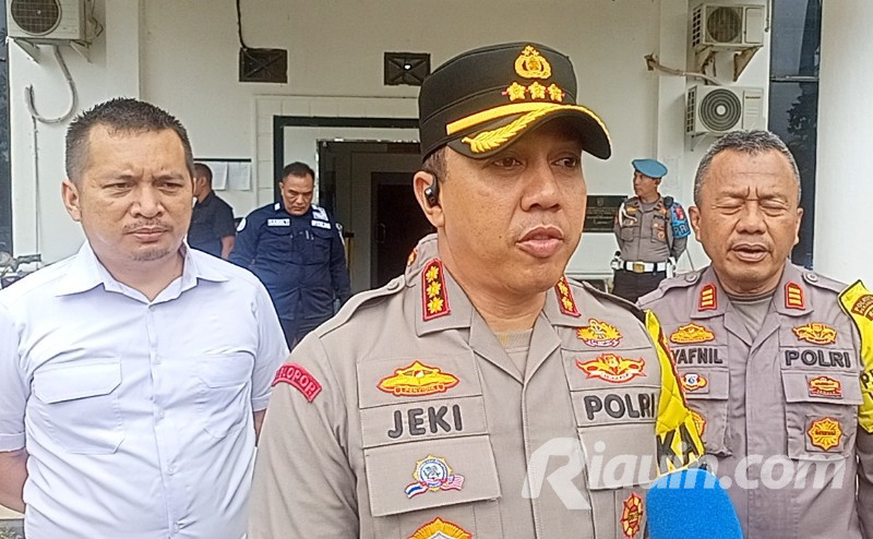 Total 14 Personil Piket Pengamanan Pemilu di KPU Pekanbaru Jalani Tes Urine