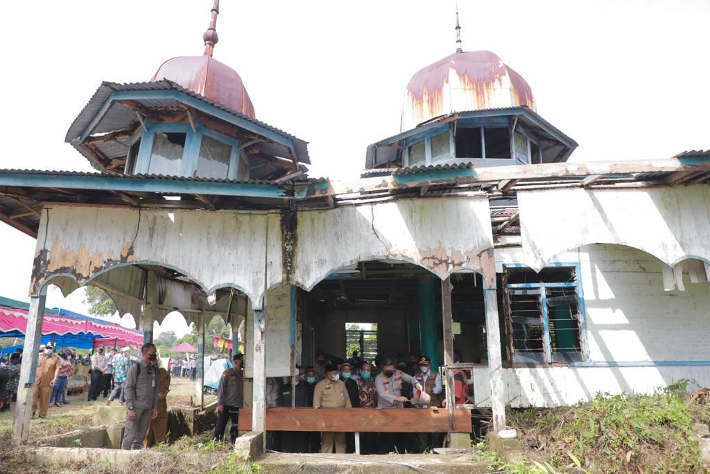 Berdiri Sejak 1972, Masjid Syeh Abdurrahman di Kampar Direnovasi, Kapolda Riau Letakkan Batu Pertama