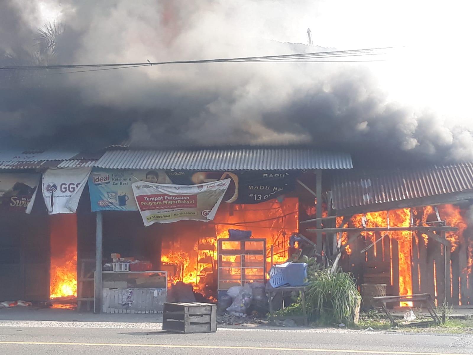 Diduga Konsleting Listrik, 2 Petak Toko di Padang Mutung Kampar Ludes Terbakar