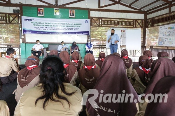 Dua Sekolah di Pelalawan Terima CSR Program Bimbel RAPP   