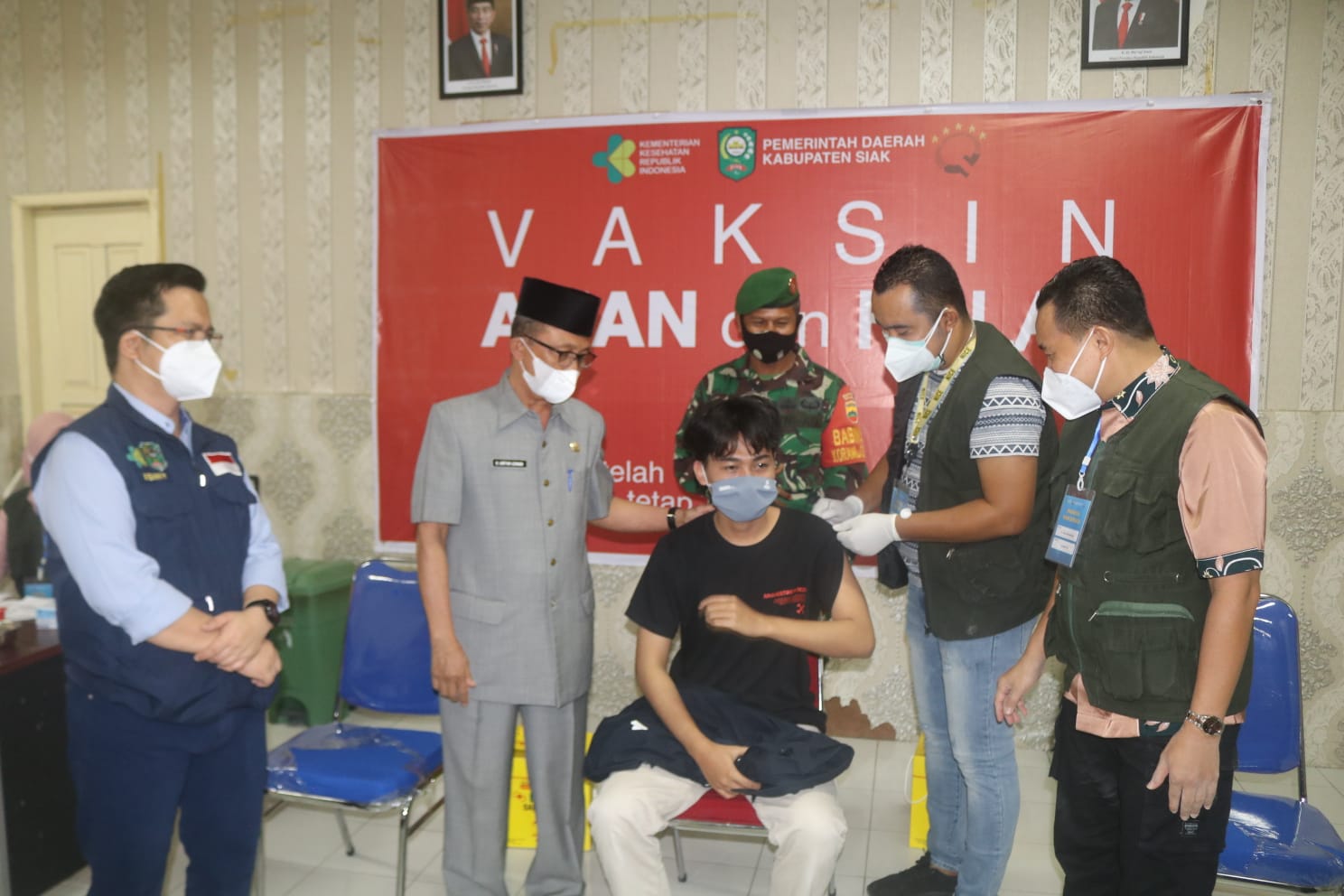 Sekdakab Siak Tinjau Serbuan Vaksinasi TNI-PolriI di RSUD Tengku Rafian Siak