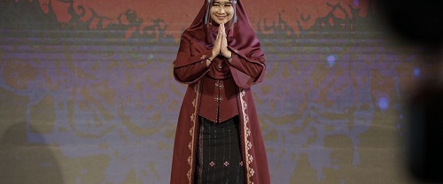Zulaikha Wardan Tampilkan Batik Hasil Kerajinan Inhil di Riau International Fashion Festival 2021