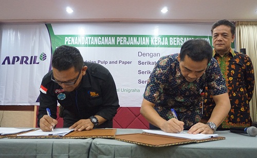 Disnaker Riau Saksikan Penandatangan PKB Serikat Pekerja di Pelalawan