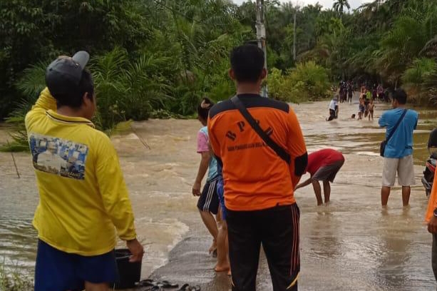 Banjir di Batang Peranap Inhu, BPBD Riau Siagakan Bantuan dan Logistik