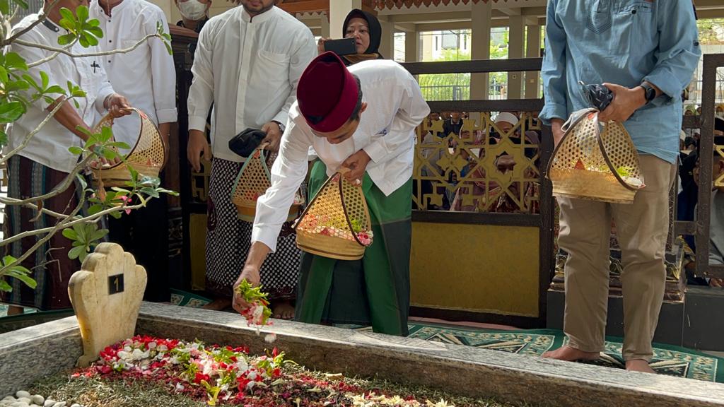 UAS Tabur Bunga di Makam Keluarga KH Hasyim Asy’ari