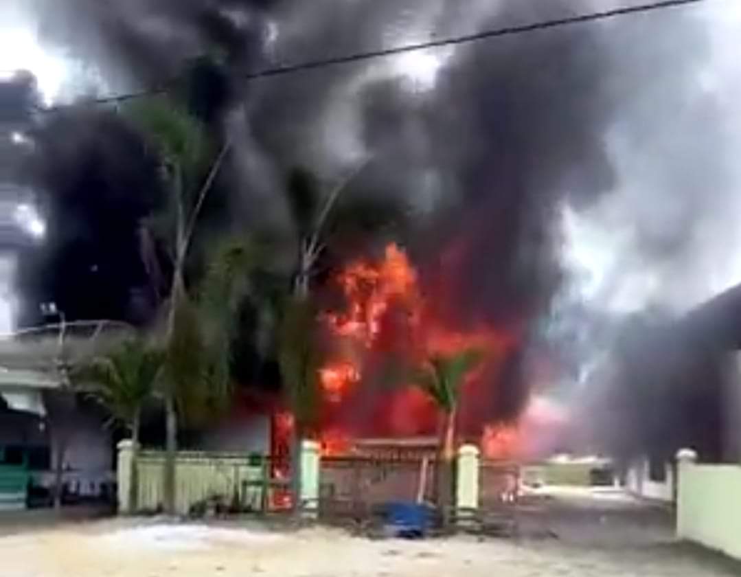 Api Melahap Gedung MDA dan Kantor LPTQ Kecamatan Pinggir Bengkalis, Diduga Korsleting Listrik