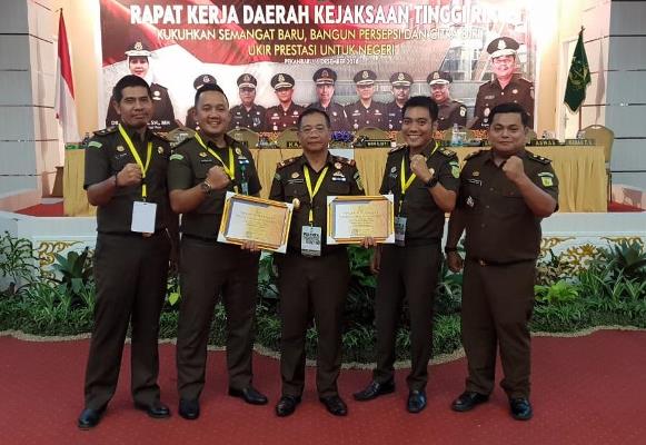 Kejari Rohil Raih Penghargaan Bidang Pidsus dan Datun dari Kejati Riau