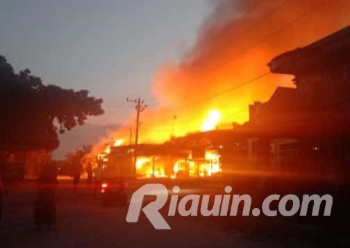 4 Rumah dan 2 Ruko Hangus Dilalap Api di Pasar Lama Air Mas Kuansing