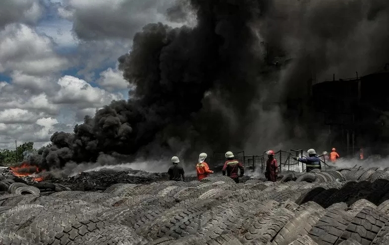 Polisi Selidiki Kebakaran Pabrik Pengolahan Ban Bekas di Pekanbaru