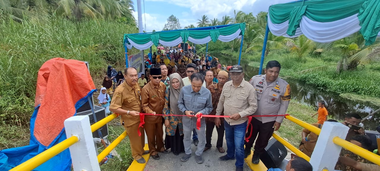 Penuhi Aspirasi Masyarakat,  Ferryandi Resmikan Jembatan di Dusun Sialang Dalam