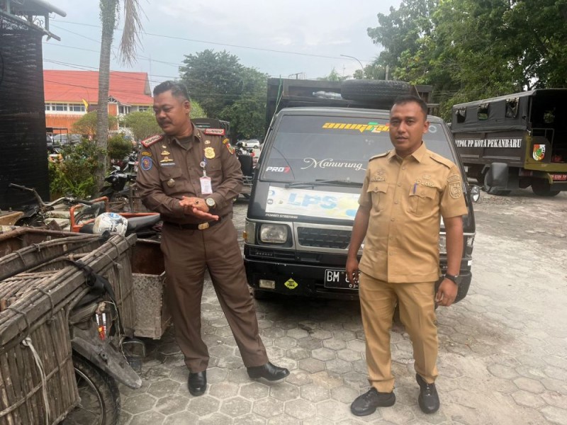 Tim Gabungan Sita Delapan Kendaraan Pembuang Sampah Ilegal di Pekanbaru