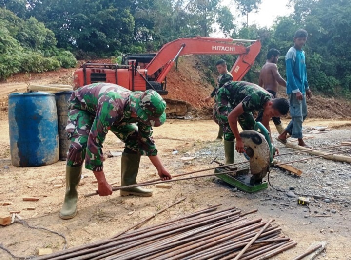 Satgas TNI Manunggal di Aceh Barat Kebut Pekerjaan, Warga Desa Lango Antusias Membantu
