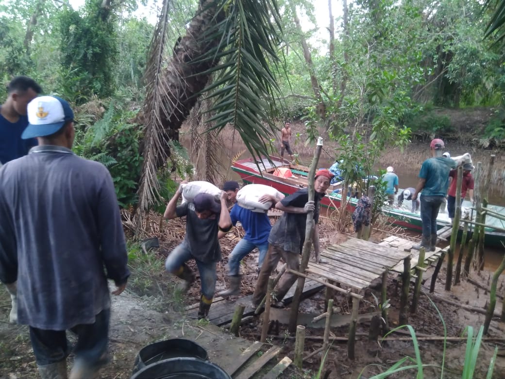 Pakai Pompong, TNI Bawa Material TMMD ke Desa Teluk Kiambang Inhil
