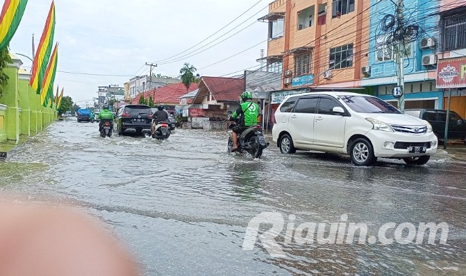 Warga Mengeluh, Jalan Jenderal Pekanbaru Langganan Banjir