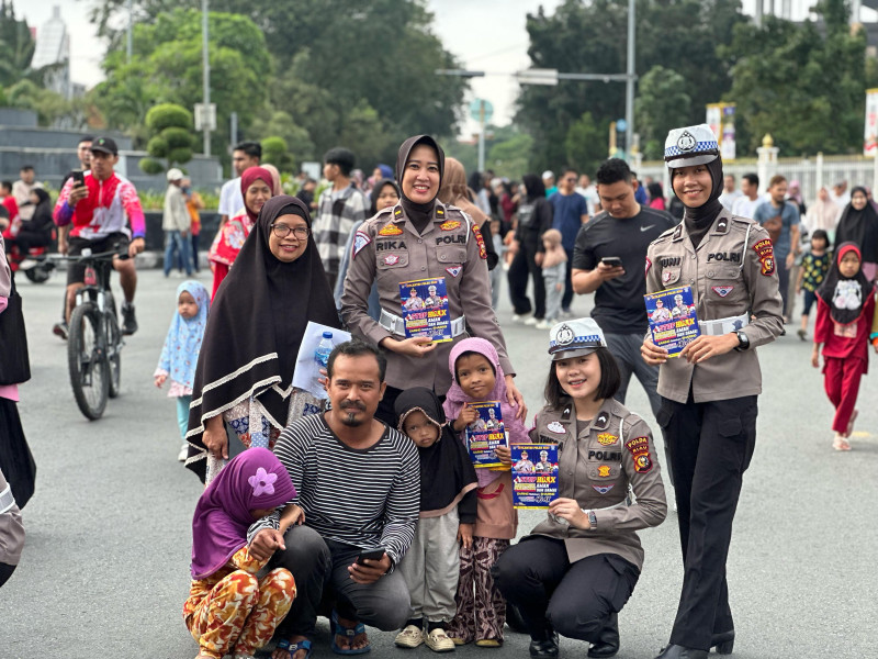 Polwan Ditlantas Polda Riau Sosialisasi Pemilu Damai ke Pengunjung CFD