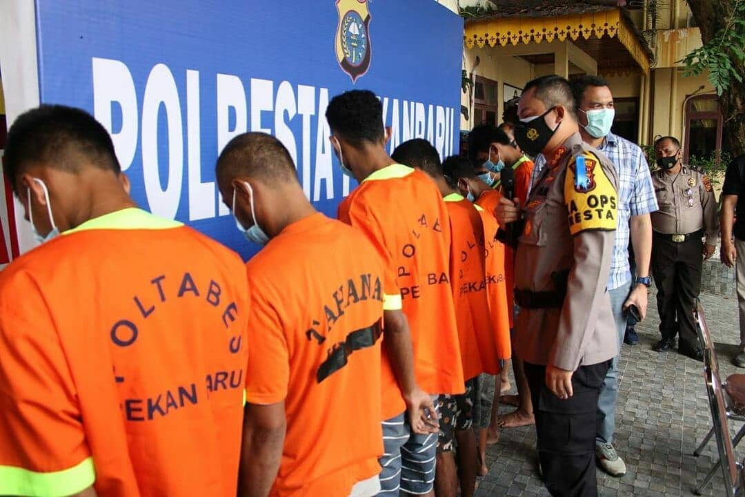 Sempat Kabur ke Sungai Penuh-Jambi, 8 Pelaku Penyerangan Mobil K-9 Milik Bea Cukai Ditangkap Tim Jatanras Polresta Pekanbaru