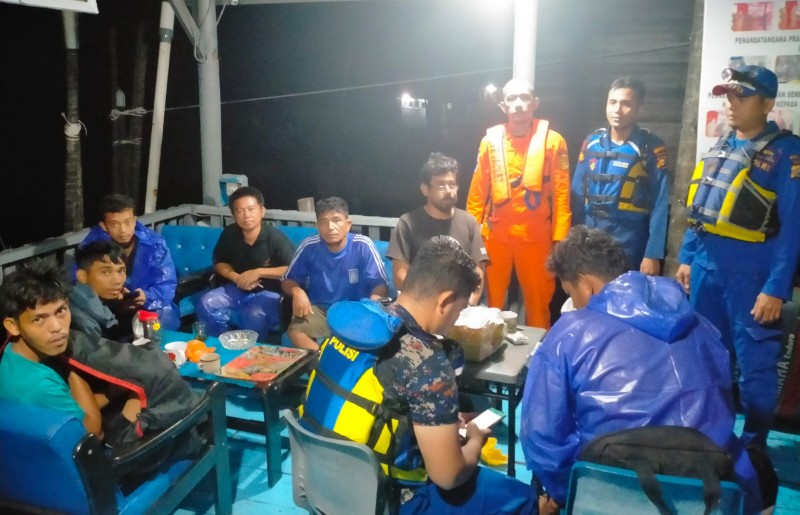 Terombang Ambing di Tengah Laut Akibat Kapal Bocor, 9 ABK Selamat