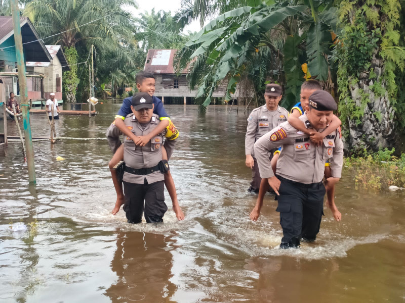Dua Desa di Rohil Terdampak Banjir, Polisi Bantu Evakuasi Warga