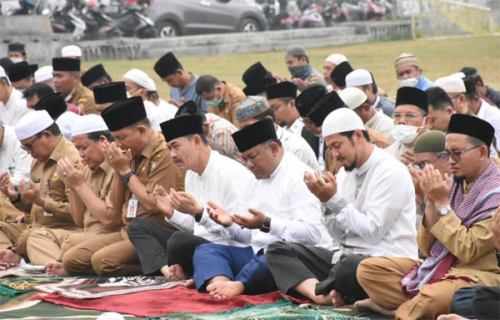 Meski Awan Mulai Terlihat, Namun Asap Masih Ada, Pemkab Kampar Gelar Salat Istisqa
