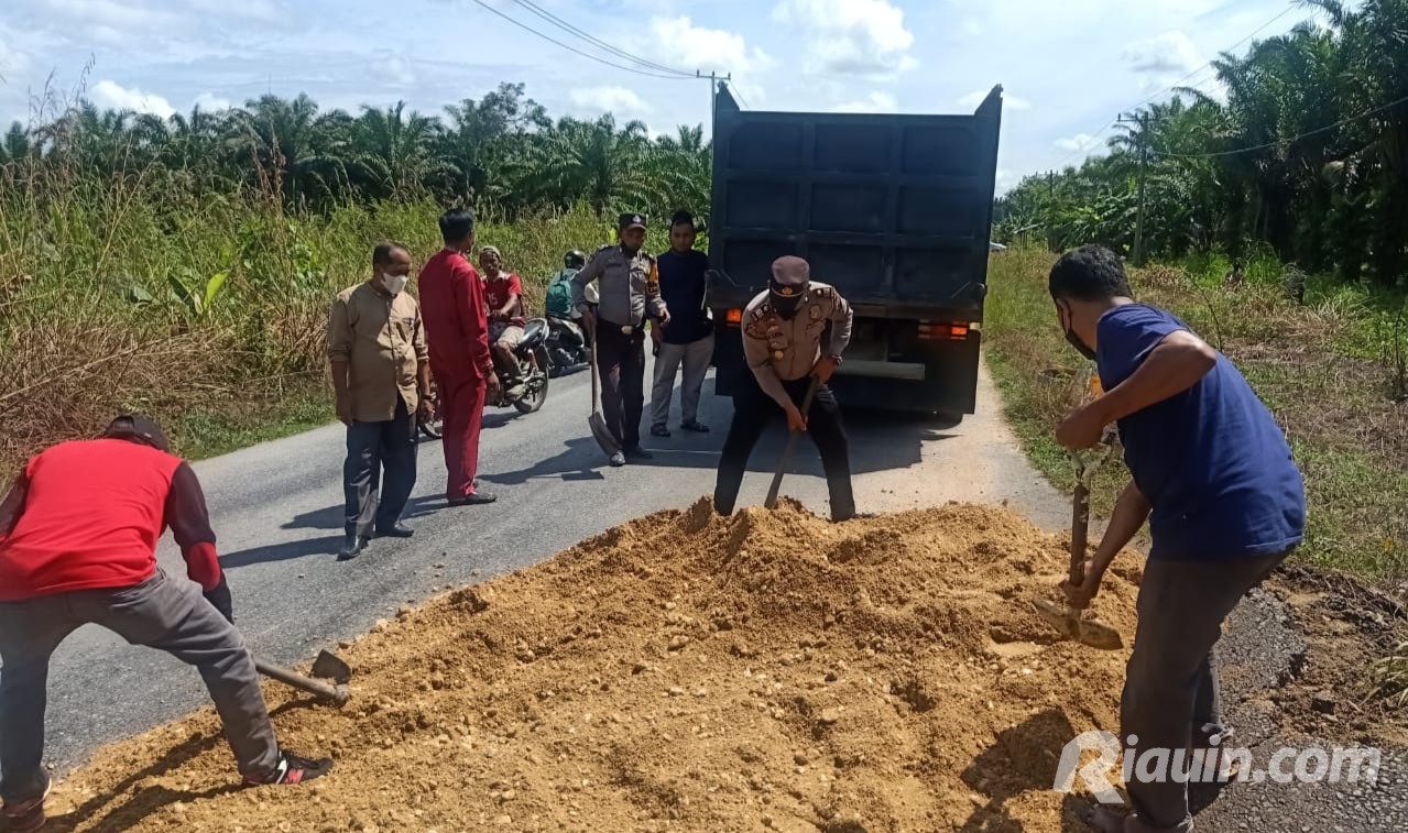 Kapolsek dan Camat Kepenuhan Rohul Timbun Jalan Provinsi yang Berlubang